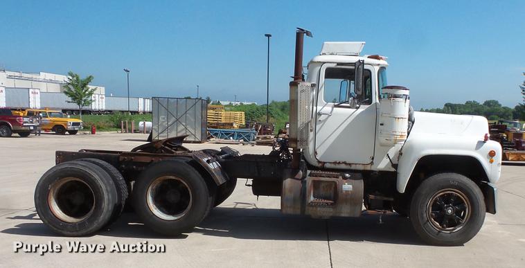 image for item DV9332 1978 Mack R686ST semi truck