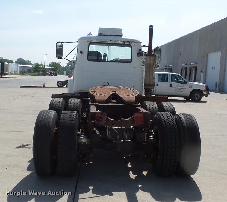 image for item DV9332 1978 Mack R686ST semi truck