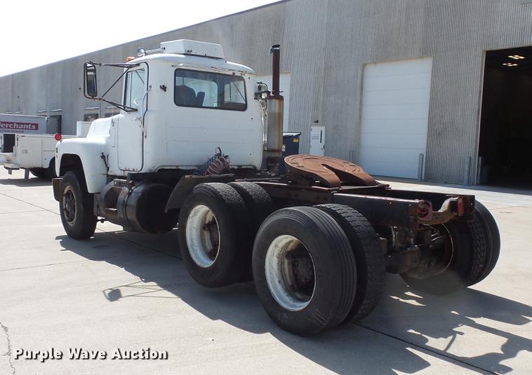 image for item DV9332 1978 Mack R686ST semi truck