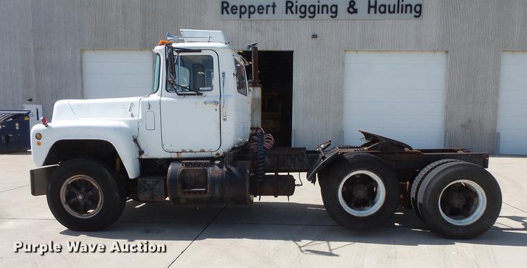 image for item DV9332 1978 Mack R686ST semi truck