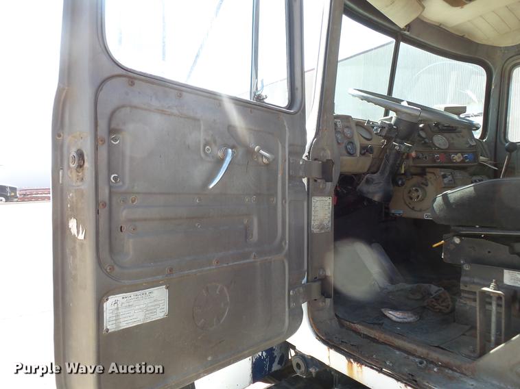 image for item DV9332 1978 Mack R686ST semi truck