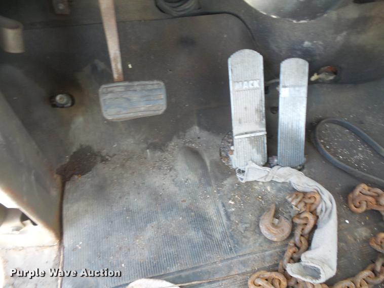 image for item DV9332 1978 Mack R686ST semi truck