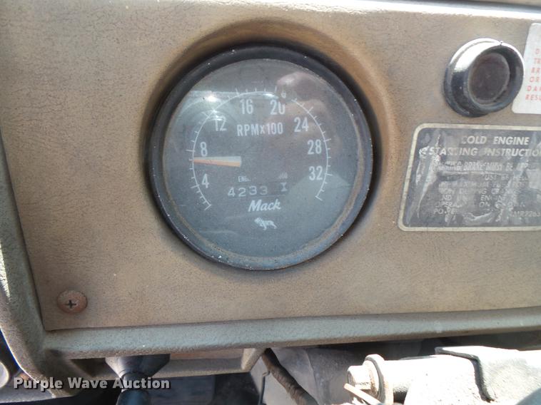 image for item DV9332 1978 Mack R686ST semi truck