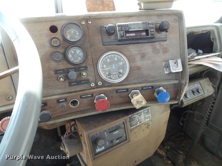 image for item DV9332 1978 Mack R686ST semi truck