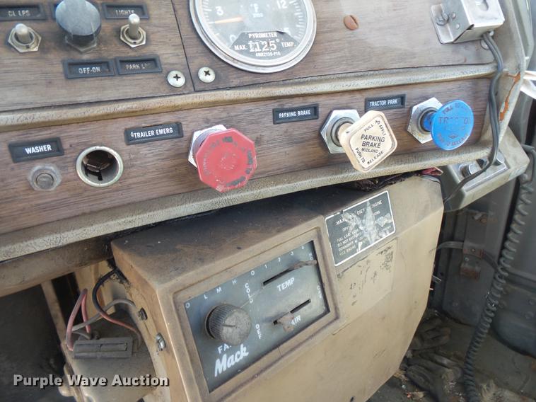 image for item DV9332 1978 Mack R686ST semi truck