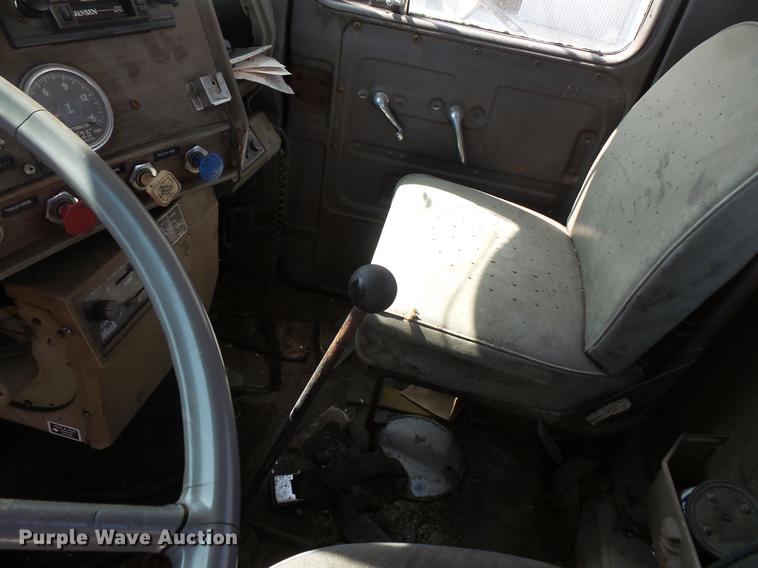 image for item DV9332 1978 Mack R686ST semi truck