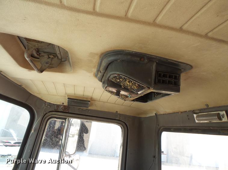 image for item DV9332 1978 Mack R686ST semi truck