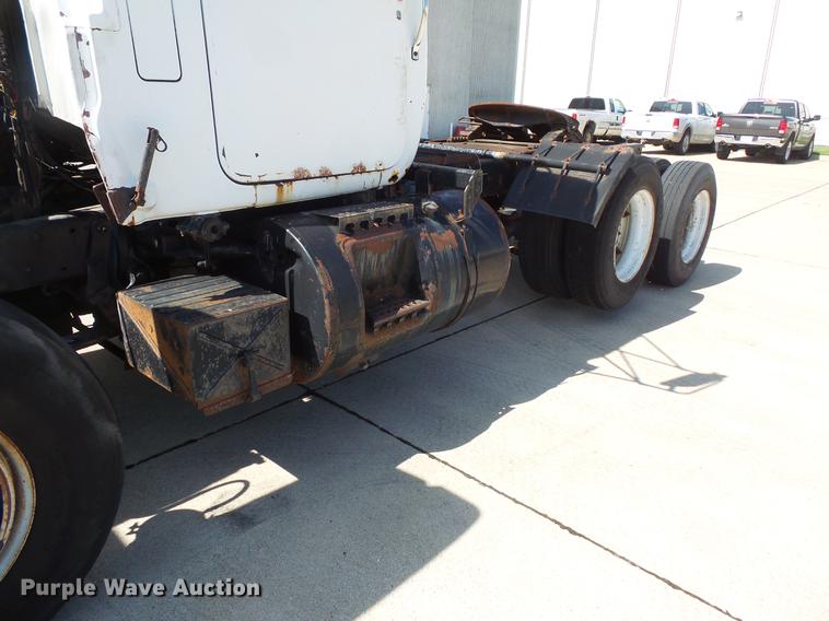 image for item DV9332 1978 Mack R686ST semi truck