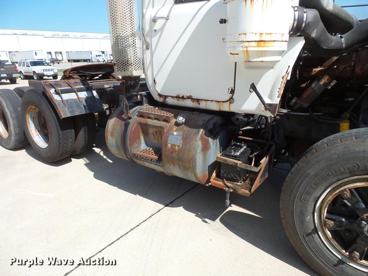 image for item DV9332 1978 Mack R686ST semi truck