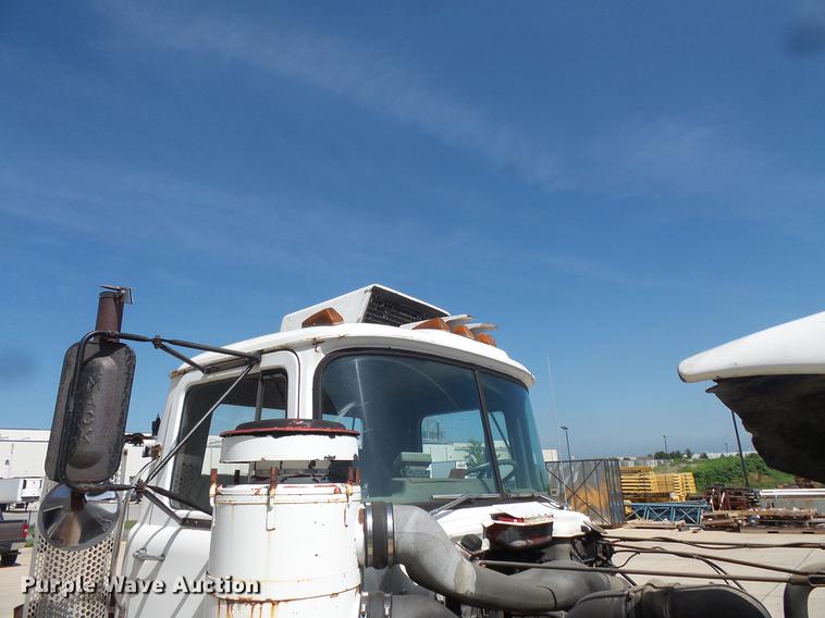 image for item DV9332 1978 Mack R686ST semi truck