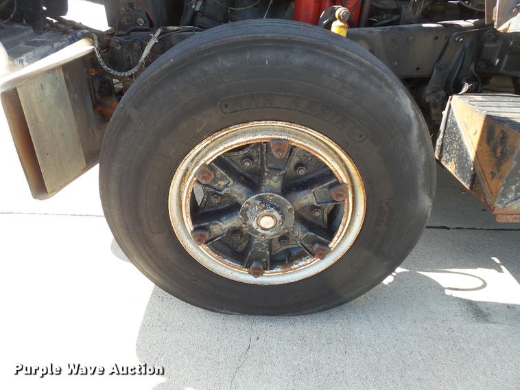 image for item DV9332 1978 Mack R686ST semi truck