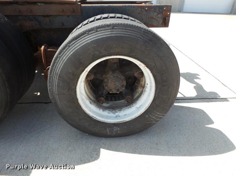 image for item DV9332 1978 Mack R686ST semi truck