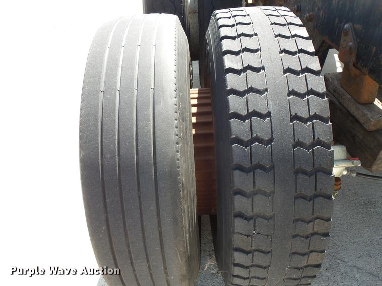 image for item DV9332 1978 Mack R686ST semi truck