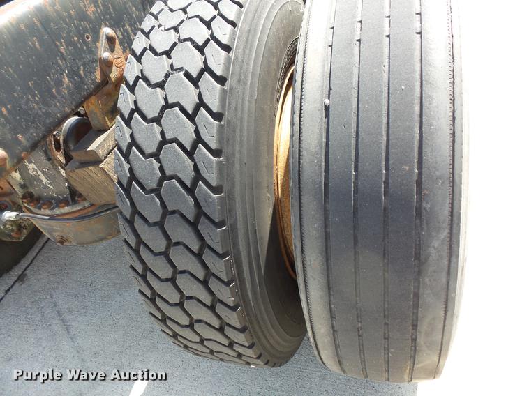 image for item DV9332 1978 Mack R686ST semi truck