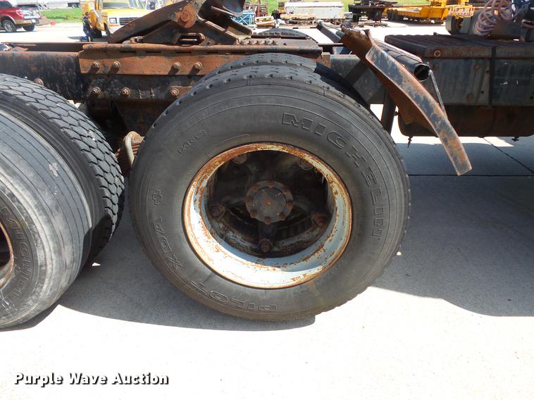 image for item DV9332 1978 Mack R686ST semi truck