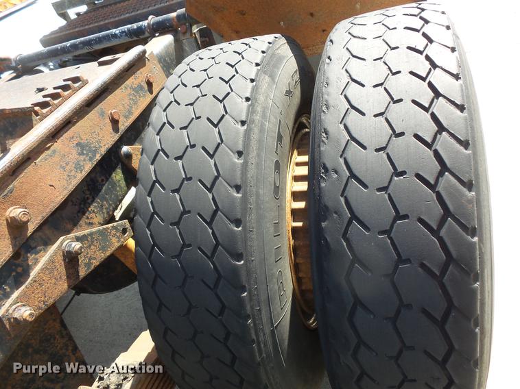 image for item DV9332 1978 Mack R686ST semi truck