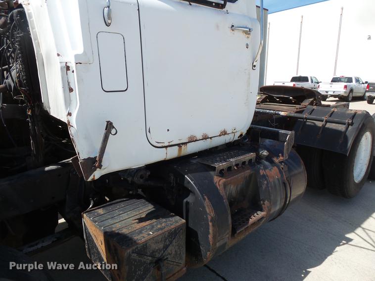 image for item DV9332 1978 Mack R686ST semi truck