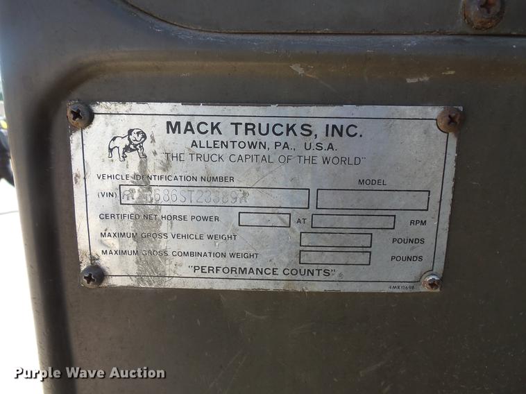 image for item DV9332 1978 Mack R686ST semi truck