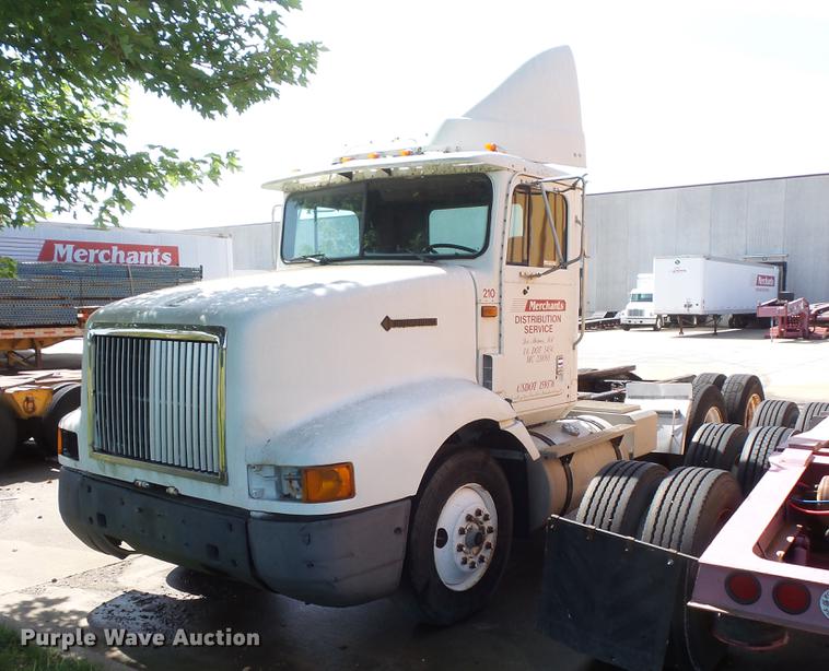 image for item DV9333 1994 International 9200 semi truck
