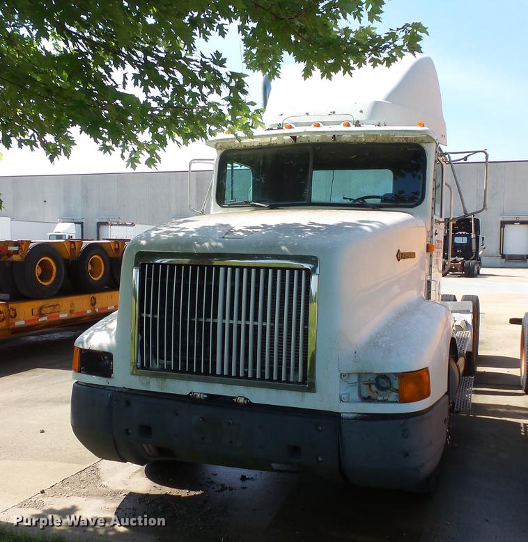 image for item DV9333 1994 International 9200 semi truck