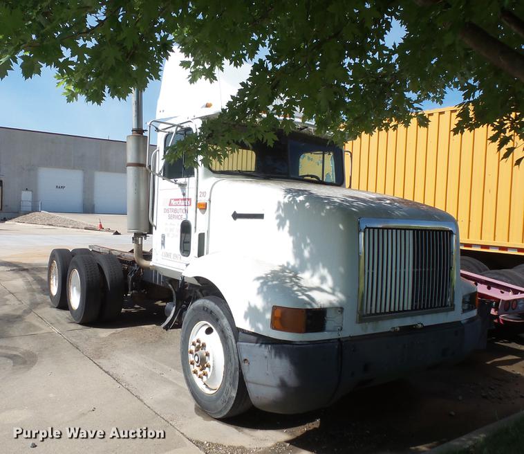 image for item DV9333 1994 International 9200 semi truck