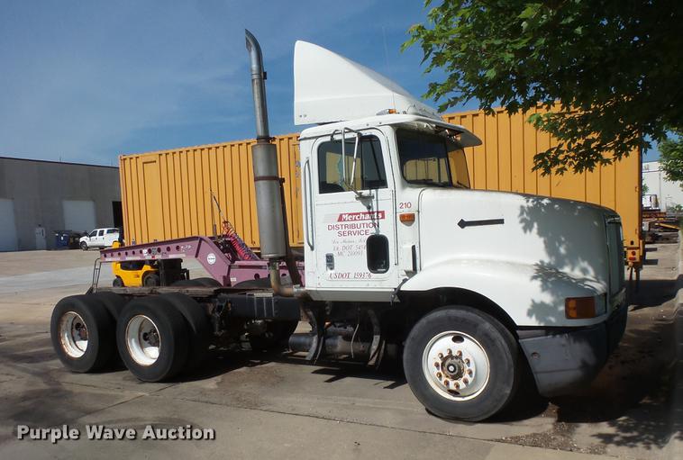 image for item DV9333 1994 International 9200 semi truck