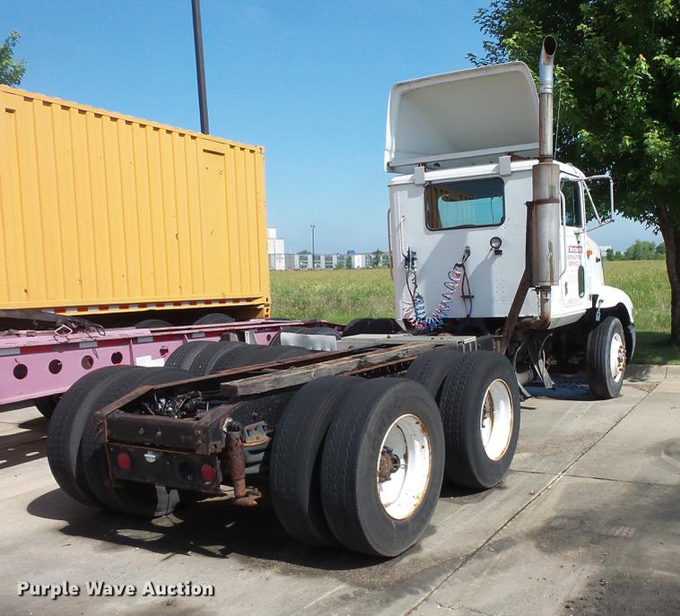 image for item DV9333 1994 International 9200 semi truck