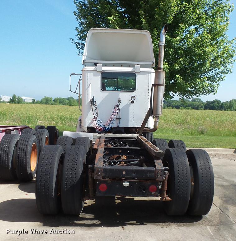 image for item DV9333 1994 International 9200 semi truck