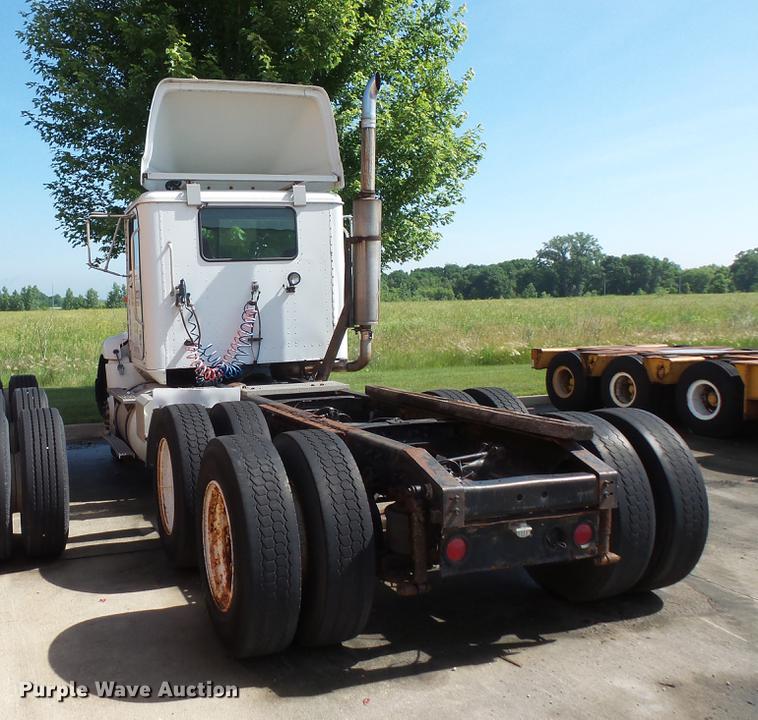 image for item DV9333 1994 International 9200 semi truck