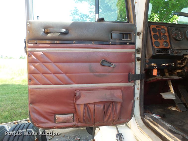 image for item DV9333 1994 International 9200 semi truck