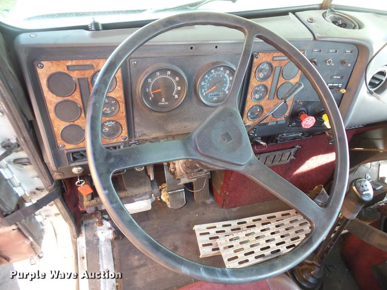 image for item DV9333 1994 International 9200 semi truck