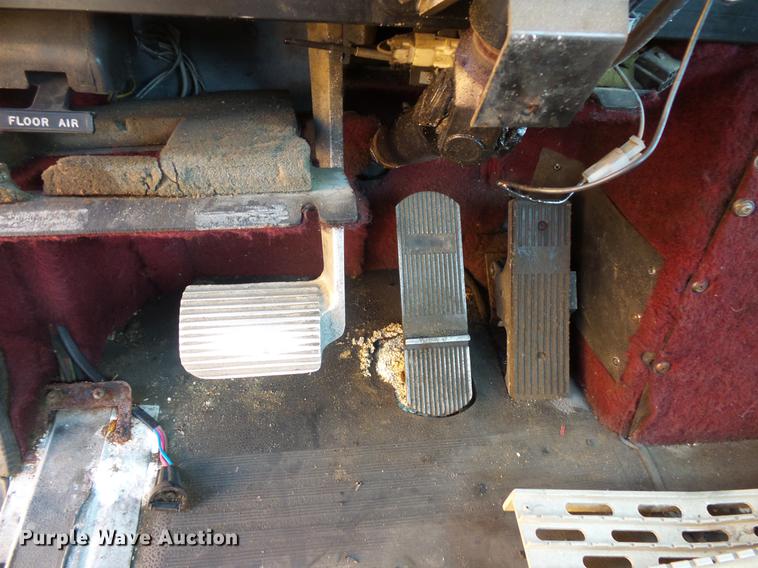 image for item DV9333 1994 International 9200 semi truck