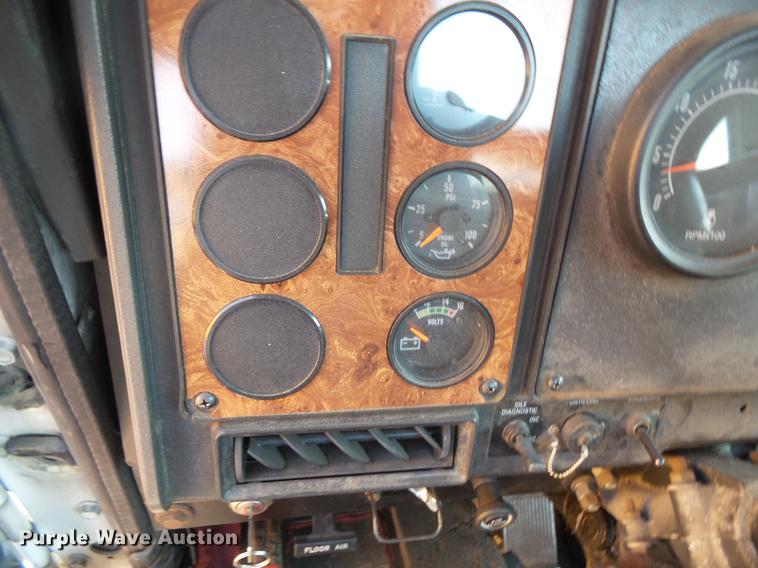 image for item DV9333 1994 International 9200 semi truck