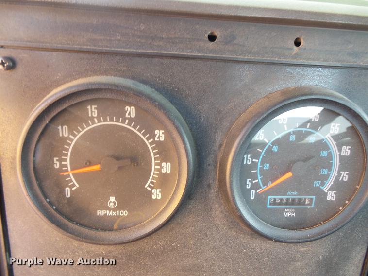 image for item DV9333 1994 International 9200 semi truck