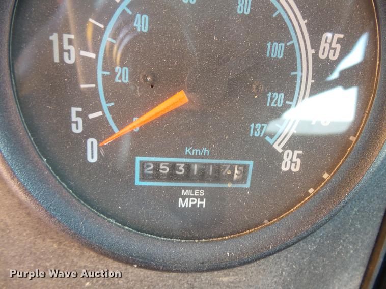 image for item DV9333 1994 International 9200 semi truck