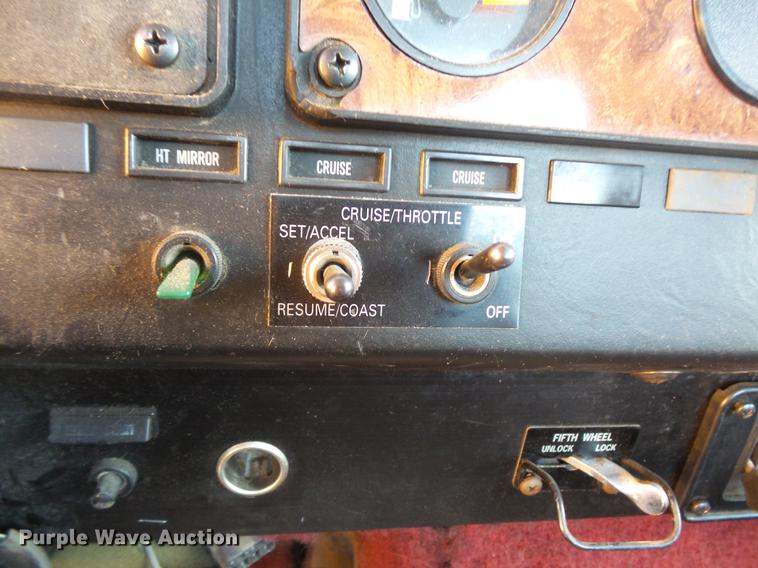 image for item DV9333 1994 International 9200 semi truck