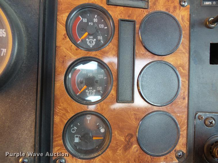 image for item DV9333 1994 International 9200 semi truck