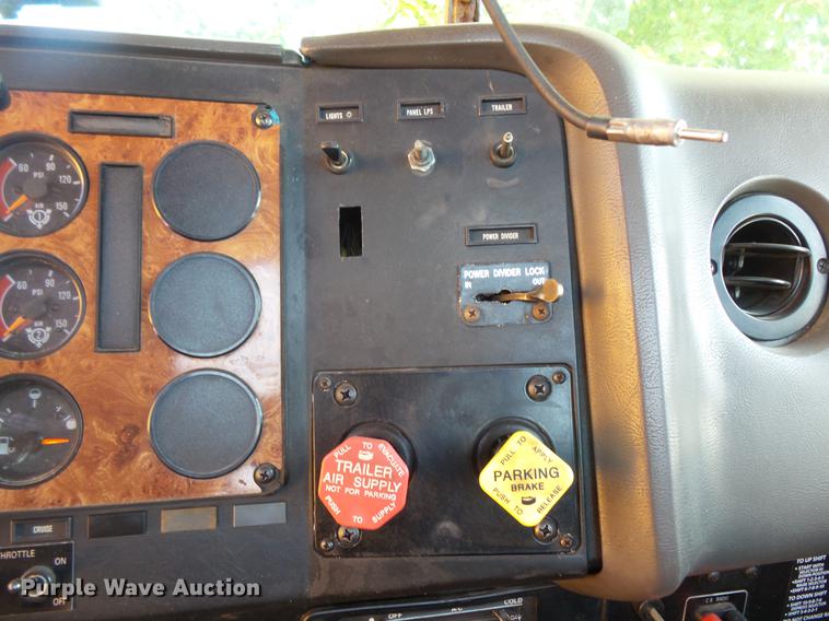 image for item DV9333 1994 International 9200 semi truck