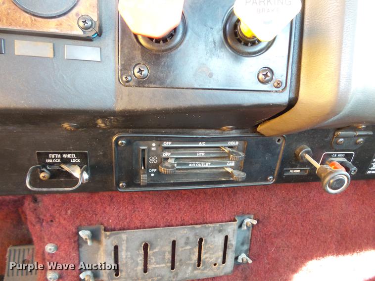 image for item DV9333 1994 International 9200 semi truck