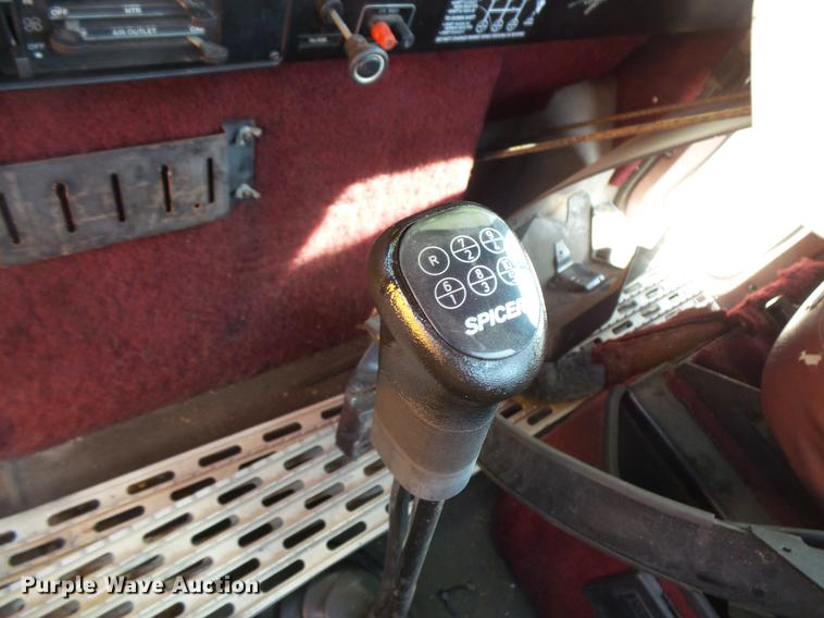 image for item DV9333 1994 International 9200 semi truck