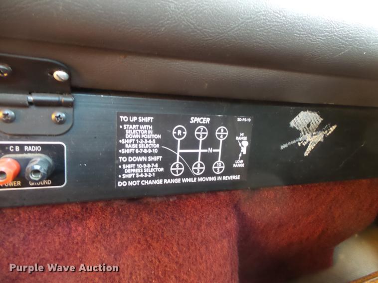 image for item DV9333 1994 International 9200 semi truck