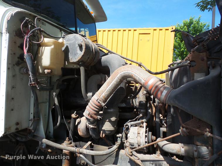 image for item DV9333 1994 International 9200 semi truck