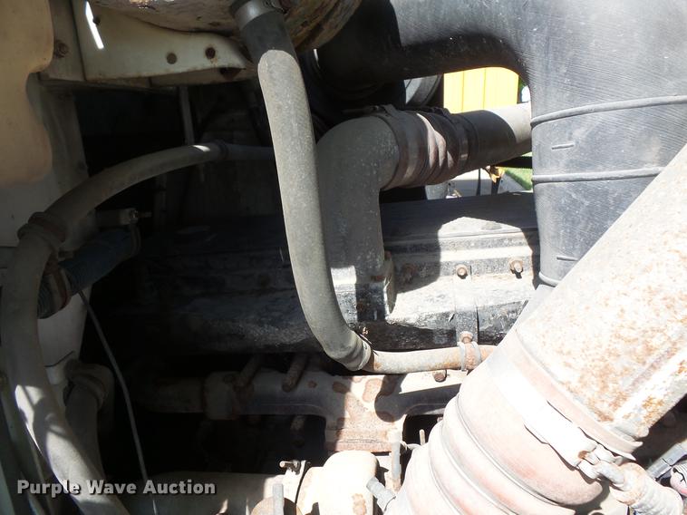 image for item DV9333 1994 International 9200 semi truck