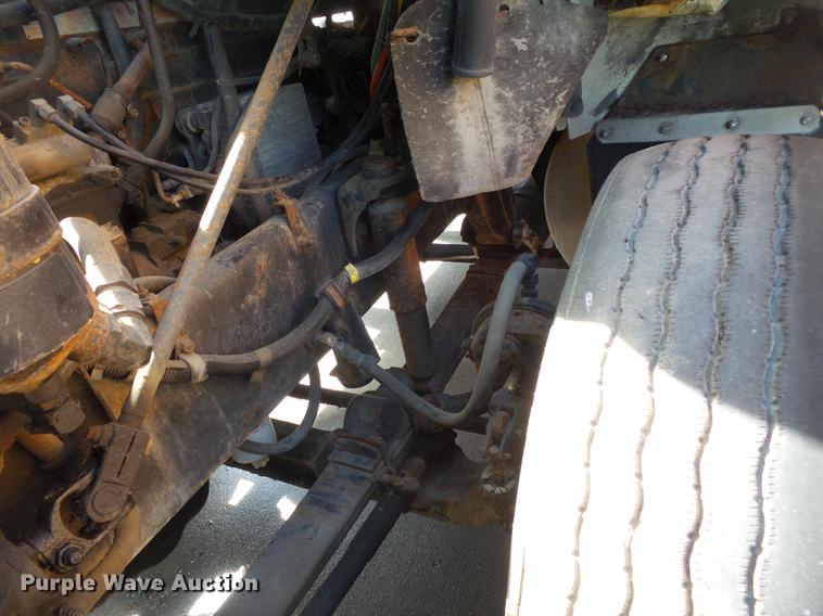 image for item DV9333 1994 International 9200 semi truck