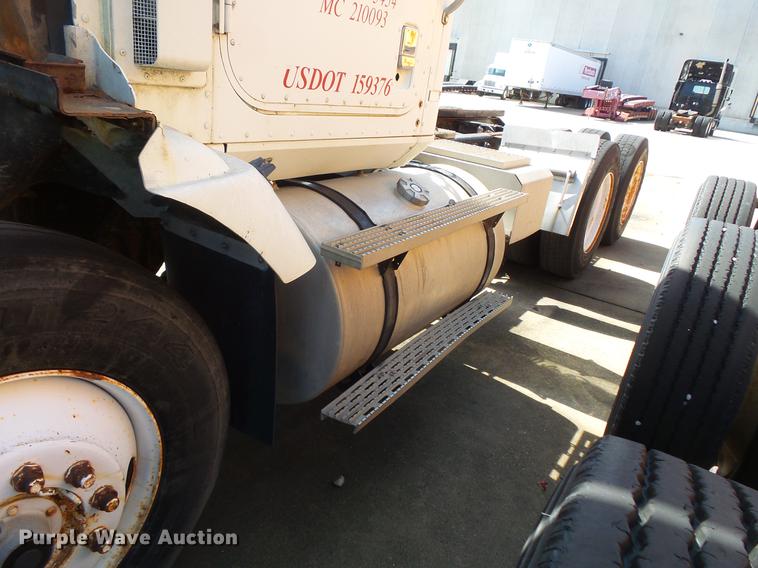 image for item DV9333 1994 International 9200 semi truck