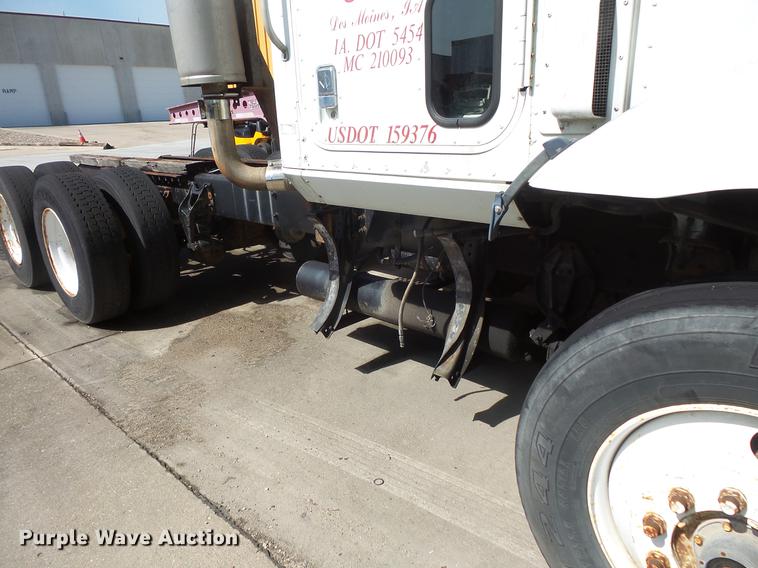 image for item DV9333 1994 International 9200 semi truck