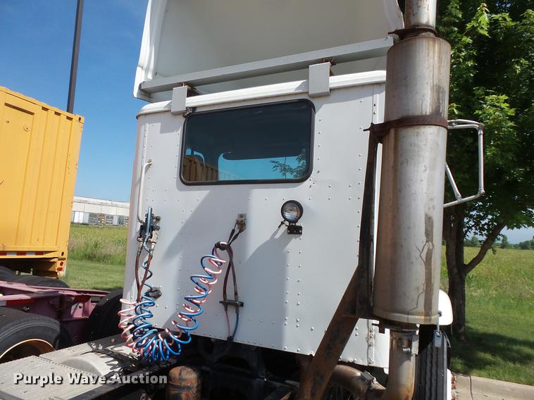 image for item DV9333 1994 International 9200 semi truck