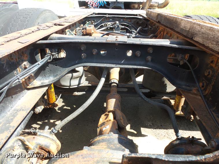 image for item DV9333 1994 International 9200 semi truck