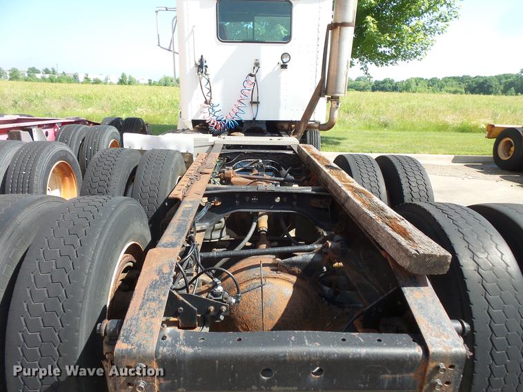 image for item DV9333 1994 International 9200 semi truck