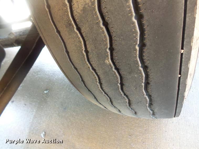 image for item DV9333 1994 International 9200 semi truck